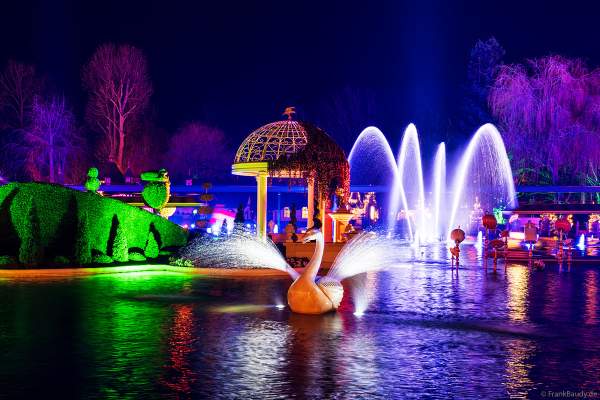 JOSEFINAS KAISERLICHE ZAUBERREISE mit bunten Wasserfontänen in der Nacht im Europa-Park