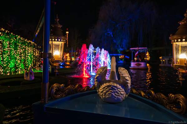 JOSEFINAS KAISERLICHE ZAUBERREISE mit bunten Wasserfontänen in der Nacht im Europa-Park