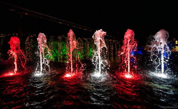 JOSEFINAS KAISERLICHE ZAUBERREISE mit bunten Wasserfontänen in der Nacht im Europa-Park