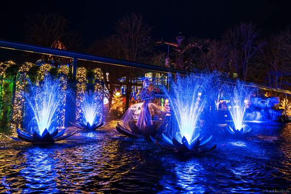 JOSEFINAS KAISERLICHE ZAUBERREISE mit bunten Wasserfontänen in der Nacht im Europa-Park