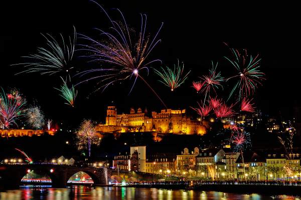 Heidelberg lässt es an Silvester beim Feuerwerk über dem Schloss, dem Neckar und der Altstadt richtig krachen