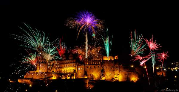 Heidelberg lässt es an Silvester beim Feuerwerk über dem Schloss, dem Neckar und der Altstadt richtig krachen