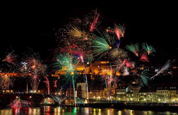 Heidelberg lässt es an Silvester beim Feuerwerk über dem Schloss, dem Neckar und der Altstadt richtig krachen