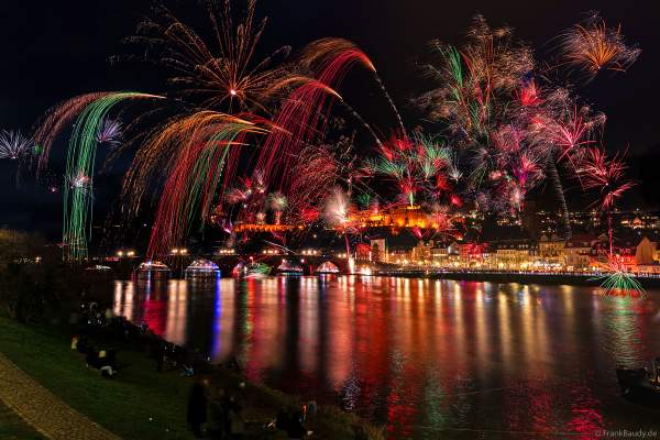 Heidelberg lässt es an Silvester beim Feuerwerk über dem Schloss, dem Neckar und der Altstadt richtig krachen