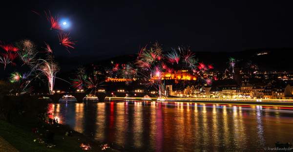 Heidelberg lässt es an Silvester beim Feuerwerk über dem Schloss, dem Neckar und der Altstadt richtig krachen