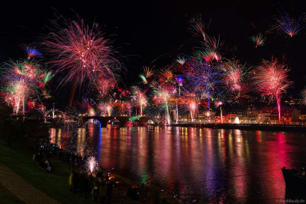 Heidelberg lässt es an Silvester beim Feuerwerk über dem Schloss, dem Neckar und der Altstadt richtig krachen