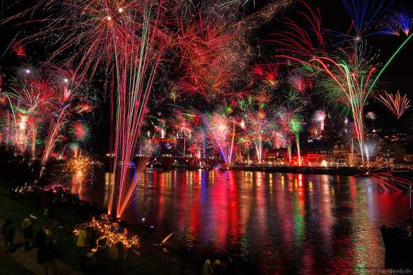 Heidelberg lässt es an Silvester beim Feuerwerk über dem Schloss, dem Neckar und der Altstadt richtig krachen