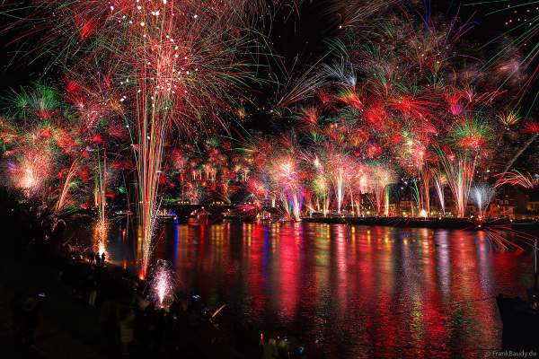 Heidelberg lässt es an Silvester beim Feuerwerk über dem Schloss, dem Neckar und der Altstadt richtig krachen