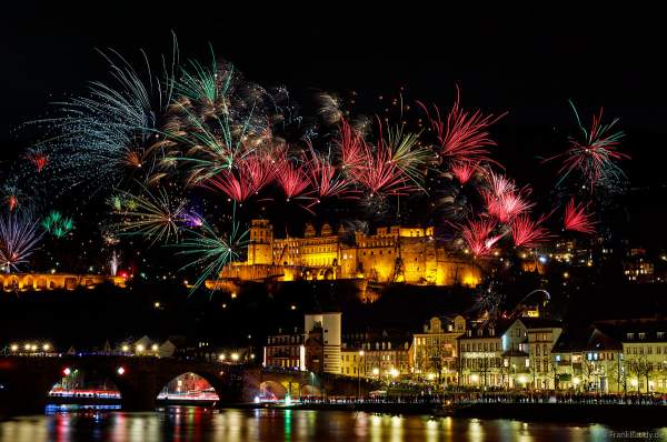 Heidelberg lässt es an Silvester beim Feuerwerk über dem Schloss, dem Neckar und der Altstadt richtig krachen