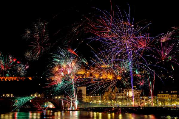 Heidelberg lässt es an Silvester beim Feuerwerk über dem Schloss, dem Neckar und der Altstadt richtig krachen