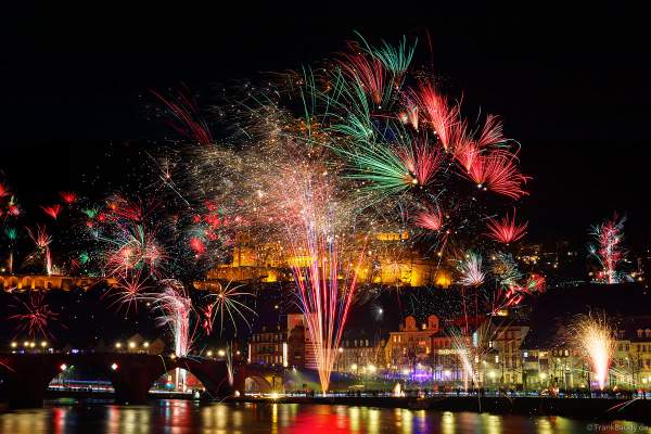 Heidelberg lässt es an Silvester beim Feuerwerk über dem Schloss, dem Neckar und der Altstadt richtig krachen