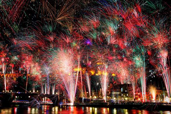 Heidelberg lässt es an Silvester beim Feuerwerk über dem Schloss, dem Neckar und der Altstadt richtig krachen