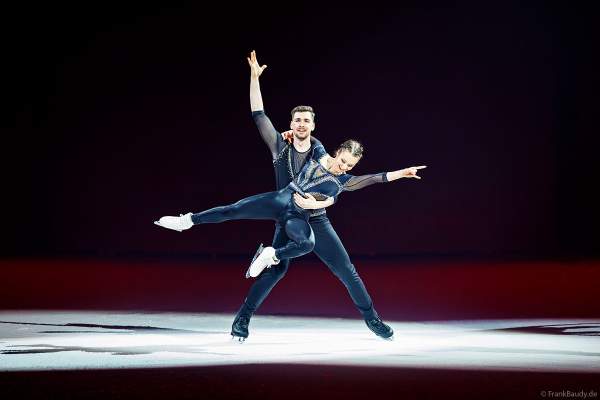 Annika Hocke und Robert Kunkel, Bronzemedaillengewinner der Eiskunstlauf-EM 2023, als Stargäste bei der Eisshow NO LIMITS von Holiday on Ice in der SAP Arena Mannheim am 01.02.2024