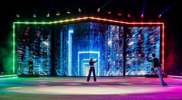 HOLIDAY ON ICE feiert mit Vanessa Mai und dem Spektakel NO LIMITS 80 Jahre unvergessliche Eis-Shows in der Festhalle in Frankfurt am 10.01.2024