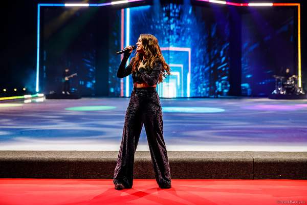 HOLIDAY ON ICE feiert mit Vanessa Mai und dem Spektakel NO LIMITS 80 Jahre unvergessliche Eis-Shows in der Festhalle in Frankfurt am 10.01.2024