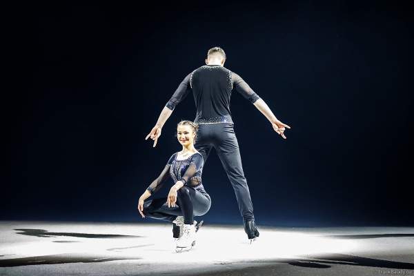 Annika Hocke und Robert Kunkel, Bronzemedaillengewinner der Eiskunstlauf-EM 2023, als Stargäste bei der Eisshow NO LIMITS von Holiday on Ice in der SAP Arena Mannheim am 01.02.2024