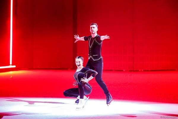 Annika Hocke und Robert Kunkel, Bronzemedaillengewinner der Eiskunstlauf-EM 2023, als Stargäste bei der Eisshow NO LIMITS von Holiday on Ice in der SAP Arena Mannheim am 01.02.2024