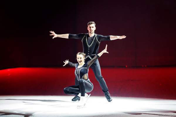 Annika Hocke und Robert Kunkel, Bronzemedaillengewinner der Eiskunstlauf-EM 2023, als Stargäste bei der Eisshow NO LIMITS von Holiday on Ice in der SAP Arena Mannheim am 01.02.2024