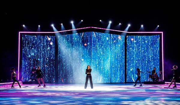 HOLIDAY ON ICE feiert mit Vanessa Mai und dem Spektakel NO LIMITS 80 Jahre unvergessliche Eis-Shows in der Festhalle in Frankfurt am 10.01.2024