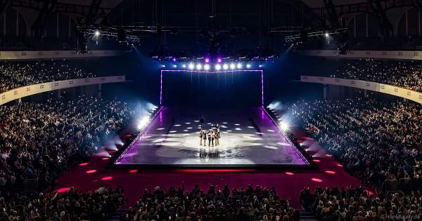 HOLIDAY ON ICE feiert mit Vanessa Mai und dem Spektakel NO LIMITS 80 Jahre unvergessliche Eis-Shows in der Festhalle in Frankfurt am 10.01.2024