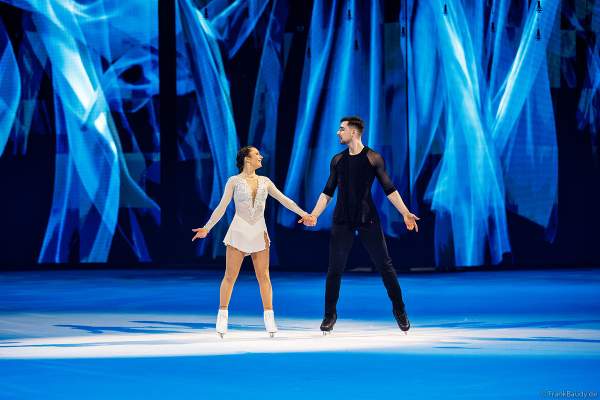 Annika Hocke und Robert Kunkel, Bronzemedaillengewinner der Eiskunstlauf-EM 2023, als Stargäste bei der Eisshow NO LIMITS von Holiday on Ice in der SAP Arena Mannheim am 01.02.2024