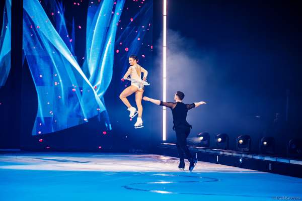 Annika Hocke und Robert Kunkel, Bronzemedaillengewinner der Eiskunstlauf-EM 2023, als Stargäste bei der Eisshow NO LIMITS von Holiday on Ice in der SAP Arena Mannheim am 01.02.2024