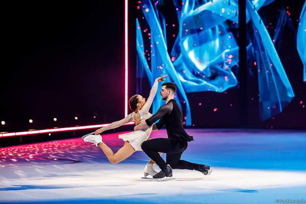 Annika Hocke und Robert Kunkel, Bronzemedaillengewinner der Eiskunstlauf-EM 2023, als Stargäste bei der Eisshow NO LIMITS von Holiday on Ice in der SAP Arena Mannheim am 01.02.2024