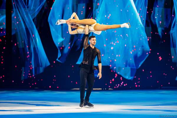 Annika Hocke und Robert Kunkel, Bronzemedaillengewinner der Eiskunstlauf-EM 2023, als Stargäste bei der Eisshow NO LIMITS von Holiday on Ice in der SAP Arena Mannheim am 01.02.2024