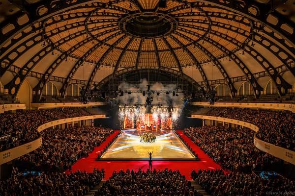 HOLIDAY ON ICE feiert mit Vanessa Mai und dem Spektakel NO LIMITS 80 Jahre unvergessliche Eis-Shows in der Festhalle in Frankfurt am 10.01.2024