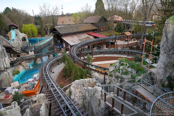 Yomi Abenteuer Trail: Noch im Bau - Der abenteuerliche Höhenweg mit Hängebrücken, vielen Kletterelementen und zwei Rutschen führt die Gäste auf bis zu zwölf Meter hohen Felsen im Europa-Park