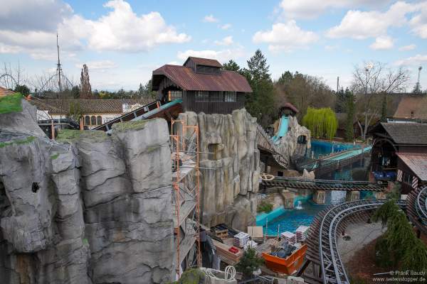 Yomi Abenteuer Trail: Noch im Bau - Der abenteuerliche Höhenweg mit Hängebrücken, vielen Kletterelementen und zwei Rutschen führt die Gäste auf bis zu zwölf Meter hohen Felsen im Europa-Park