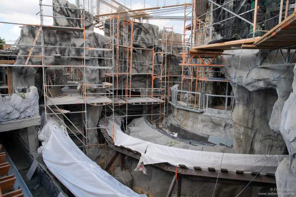 Yomi Abenteuer Trail: Noch im Bau - Der abenteuerliche Höhenweg mit Hängebrücken, vielen Kletterelementen und zwei Rutschen führt die Gäste auf bis zu zwölf Meter hohen Felsen im Europa-Park