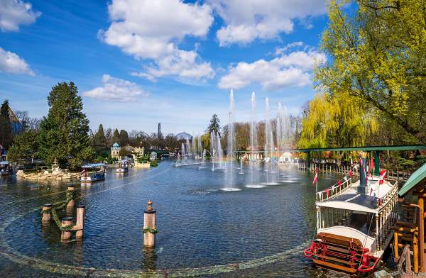 Wassershow WIENER WASSER WALZER im Europa-Park mit Regenbogen bei strahlendem Sonnenschein