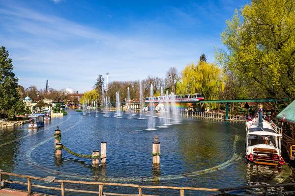 Wassershow WIENER WASSER WALZER im Europa-Park mit Regenbogen bei strahlendem Sonnenschein