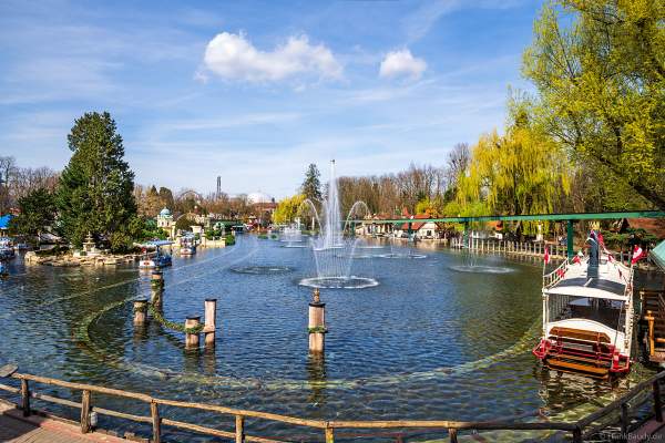 Wassershow WIENER WASSER WALZER im Europa-Park mit Regenbogen bei strahlendem Sonnenschein