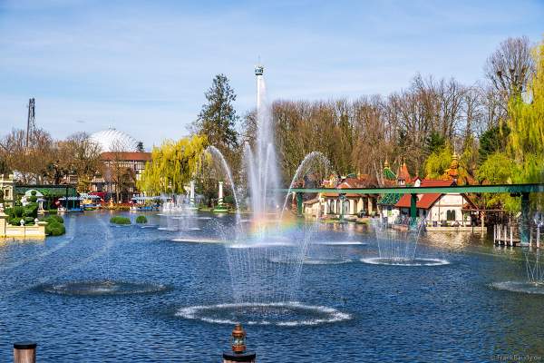 Wassershow WIENER WASSER WALZER im Europa-Park mit Regenbogen bei strahlendem Sonnenschein