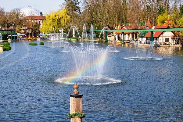 Wassershow WIENER WASSER WALZER im Europa-Park mit Regenbogen bei strahlendem Sonnenschein