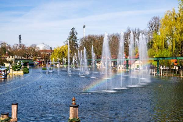 Wassershow WIENER WASSER WALZER im Europa-Park mit Regenbogen bei strahlendem Sonnenschein