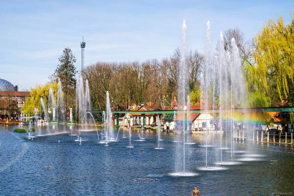 Wassershow WIENER WASSER WALZER im Europa-Park mit Regenbogen bei strahlendem Sonnenschein