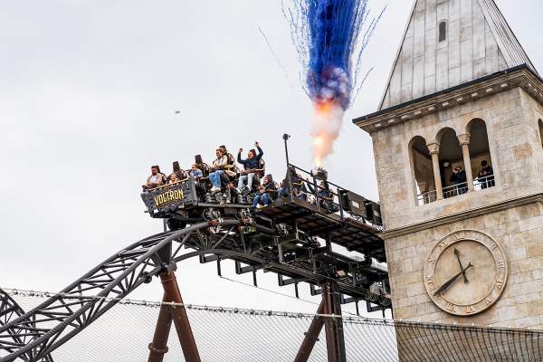 Farbenfrohes Tagesfeuerwerk bei der Premierenfahrt der neuen Achterbahn VOLTRON NEVERA POWERED BY RIMAC im Europa-Park