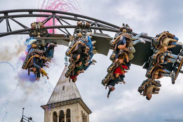 Farbenfrohes Tagesfeuerwerk bei der Premierenfahrt der neuen Achterbahn VOLTRON NEVERA POWERED BY RIMAC im Europa-Park