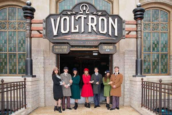 Zeitgenossen von Nikola Tesla am Eingang der neuen Achterbahn VOLTRON NEVERA POWERED BY RIMAC im Europa-Park