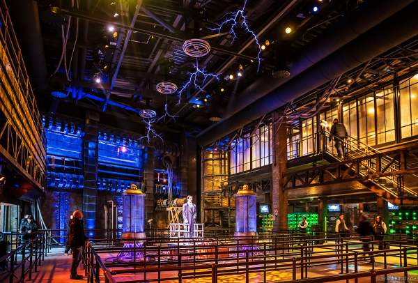 Im Bahnhofsgebäude von VOLTRON produziert der Erfinder Nikola Tesla künstliche Blitze für seine Forschung im Europa-Park