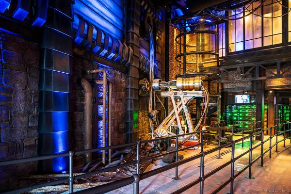 Das Bahnhofsgebäude im Stil eines alten, kroatischen Wasserkraftwerks wird von Tesla für seine Forschungen für VOLTRON genutzt