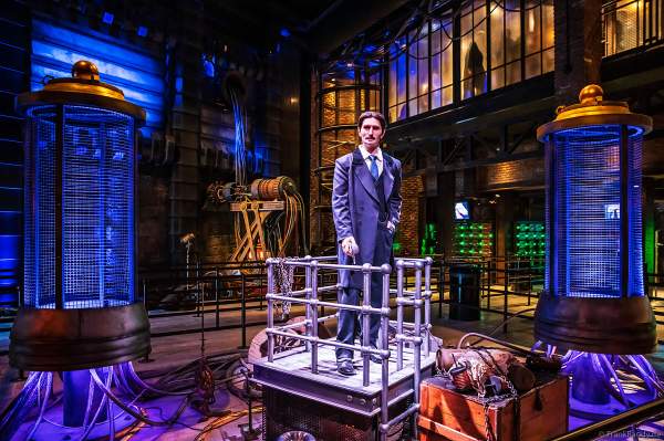 Nikola Tesla als täuschend echter Animatronic in der neuen Achterbahn VOLTRON NEVERA POWERED BY RIMAC im Europa-Park