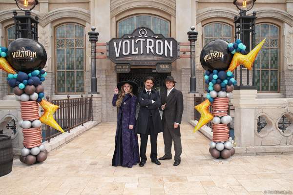 Nikola Tesla und Zeitgenossen am Eingang der neuen Achterbahn VOLTRON NEVERA POWERED BY RIMAC im Europa-Park