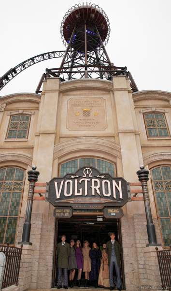 Zeitgenossen von Nikola Tesla am Eingang der neuen Achterbahn VOLTRON NEVERA POWERED BY RIMAC im Europa-Park