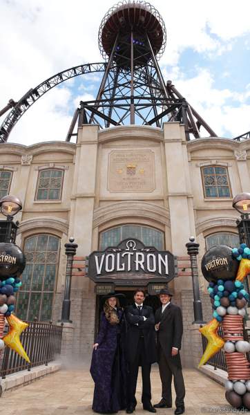 Nikola Tesla und Zeitgenossen am Eingang der neuen Achterbahn VOLTRON NEVERA POWERED BY RIMAC im Europa-Park
