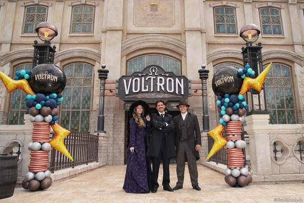 Nikola Tesla und Zeitgenossen am Eingang der neuen Achterbahn VOLTRON NEVERA POWERED BY RIMAC im Europa-Park