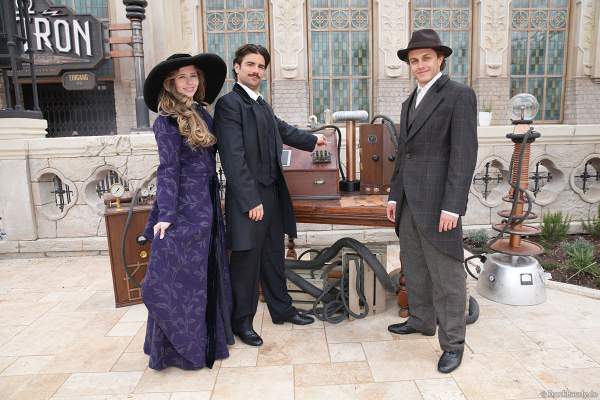 Nikola Tesla und Zeitgenossen bei der neuen Achterbahn VOLTRON NEVERA POWERED BY RIMAC im Europa-Park